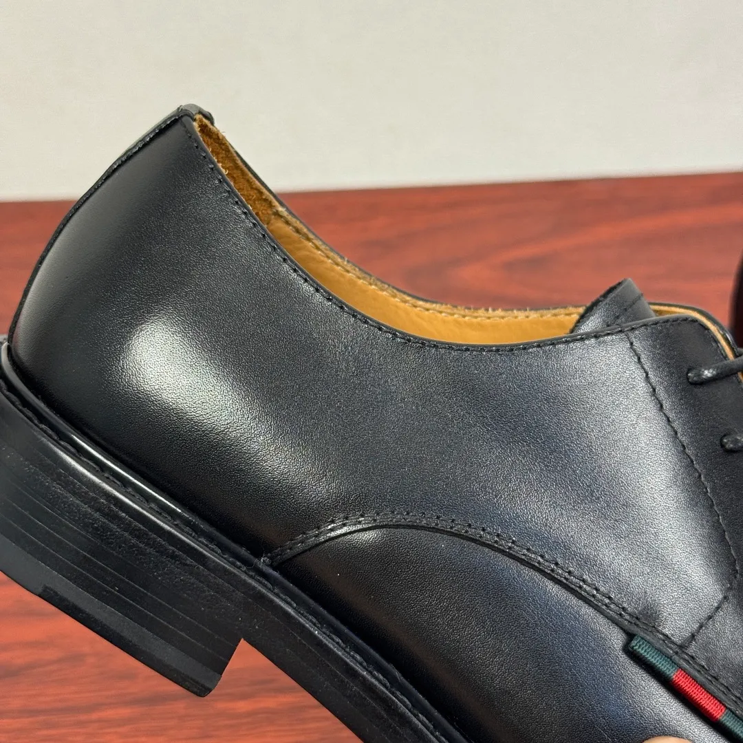 Batch 980 Gucci/Gucci new autumn men's lace-up derby shoes! Crafted from smooth, glossy cow leather, these lace-up shoes have an elegant and sophisticated silhouette that reflects the brand's classic elegance. European style last type Precisely cut upper from a whole piece of leather High-quality leather material with full texture Excellent gloss Excellent toughness, classic red and green webbing decoration Layered splicing design style, loose sneakers Native dyed calfskin lining Uniform and fine perforations, soft and comfortable Thickened leather outsole, composite rubber sole at the heel, excellent foot comfort, wear-resistant and non-slip, the first choice for light luxury, versatile for the foot, comes with a full set of packaging! Size: 39-40-41-42-43-44 leather shoe size (can be customized to 38.45.46) Item number: 812142 Cowhide